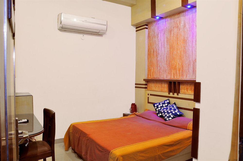 Oyo 3472 Hotel Rama Inn Нью-Дели Экстерьер фото