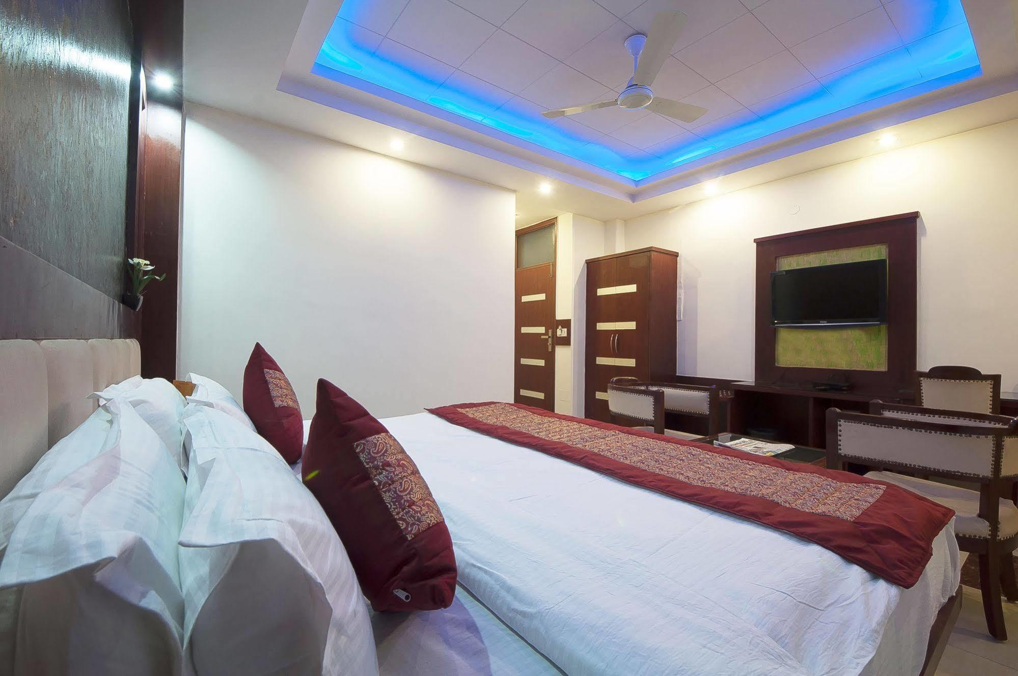 Oyo 3472 Hotel Rama Inn Нью-Дели Экстерьер фото