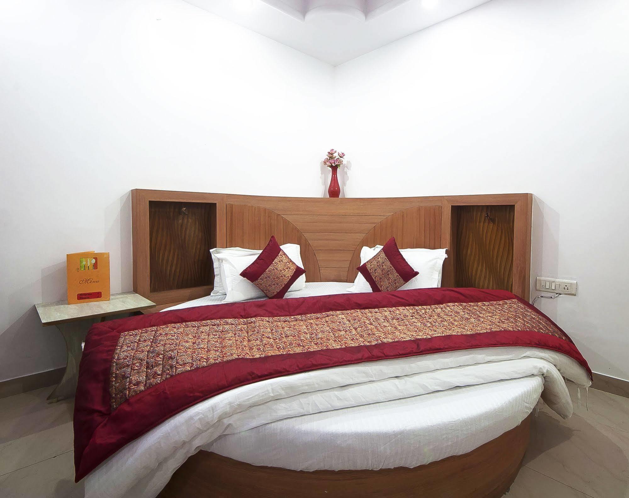 Oyo 3472 Hotel Rama Inn Нью-Дели Экстерьер фото