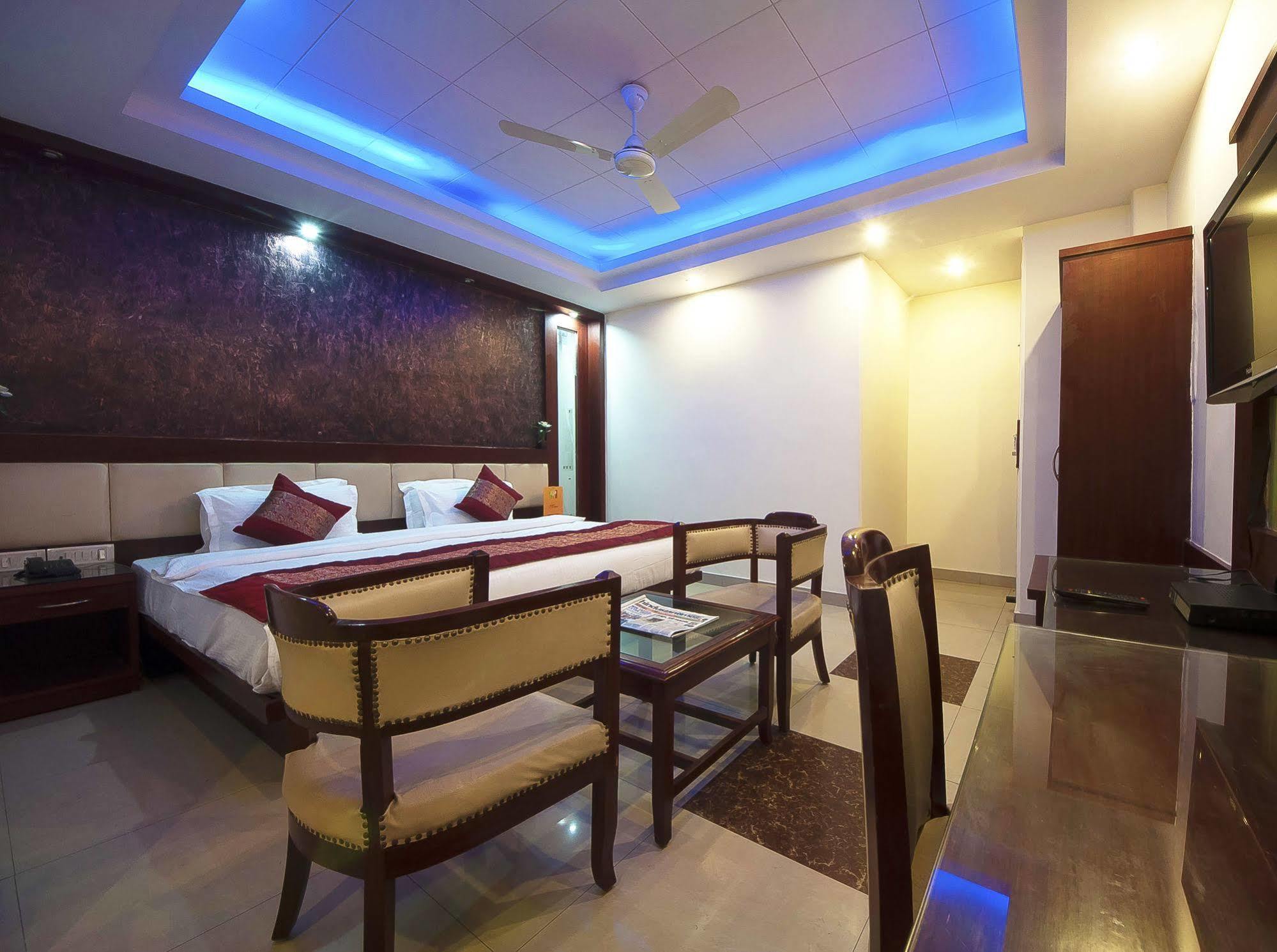 Oyo 3472 Hotel Rama Inn Нью-Дели Экстерьер фото