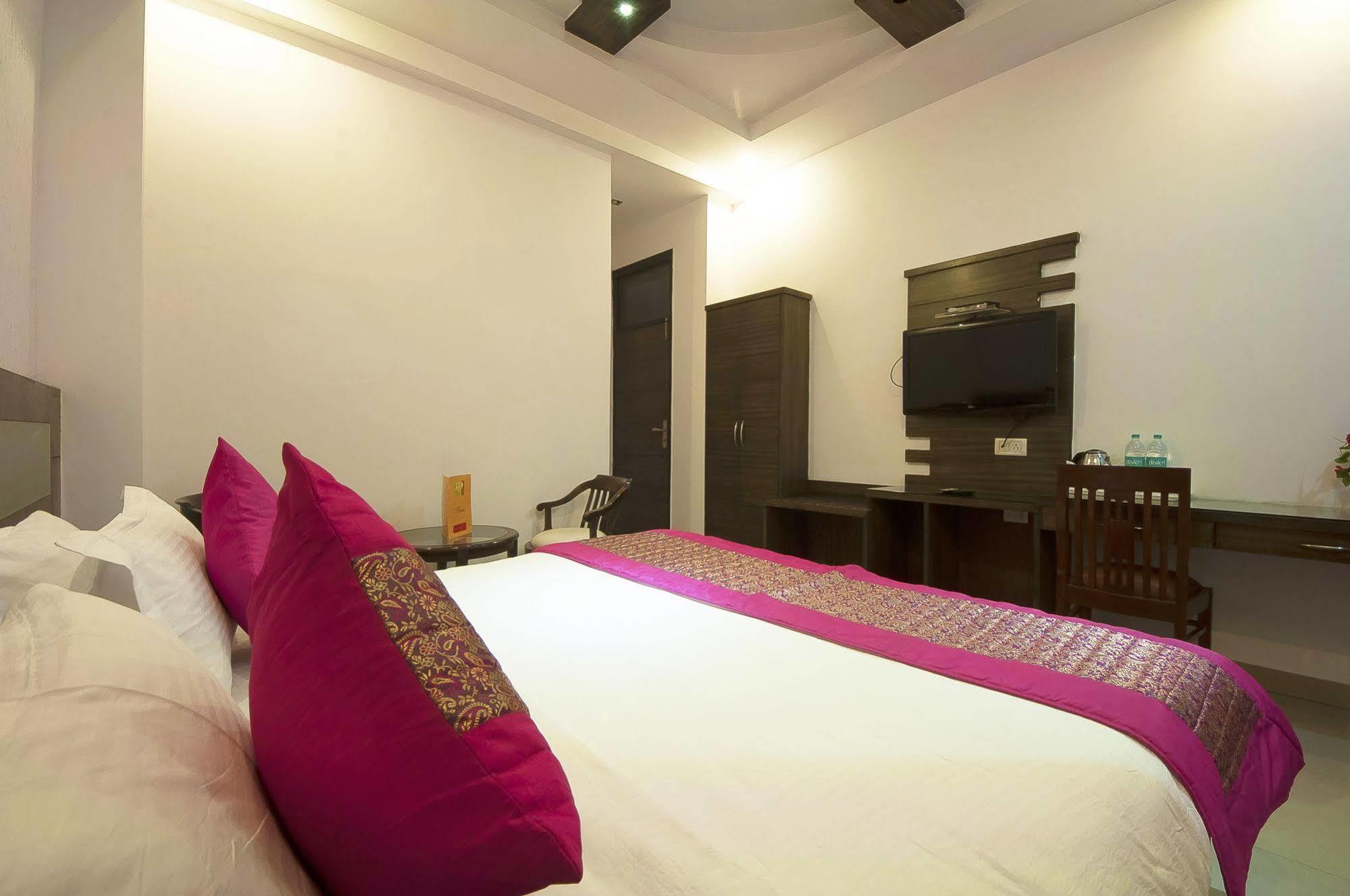 Oyo 3472 Hotel Rama Inn Нью-Дели Экстерьер фото