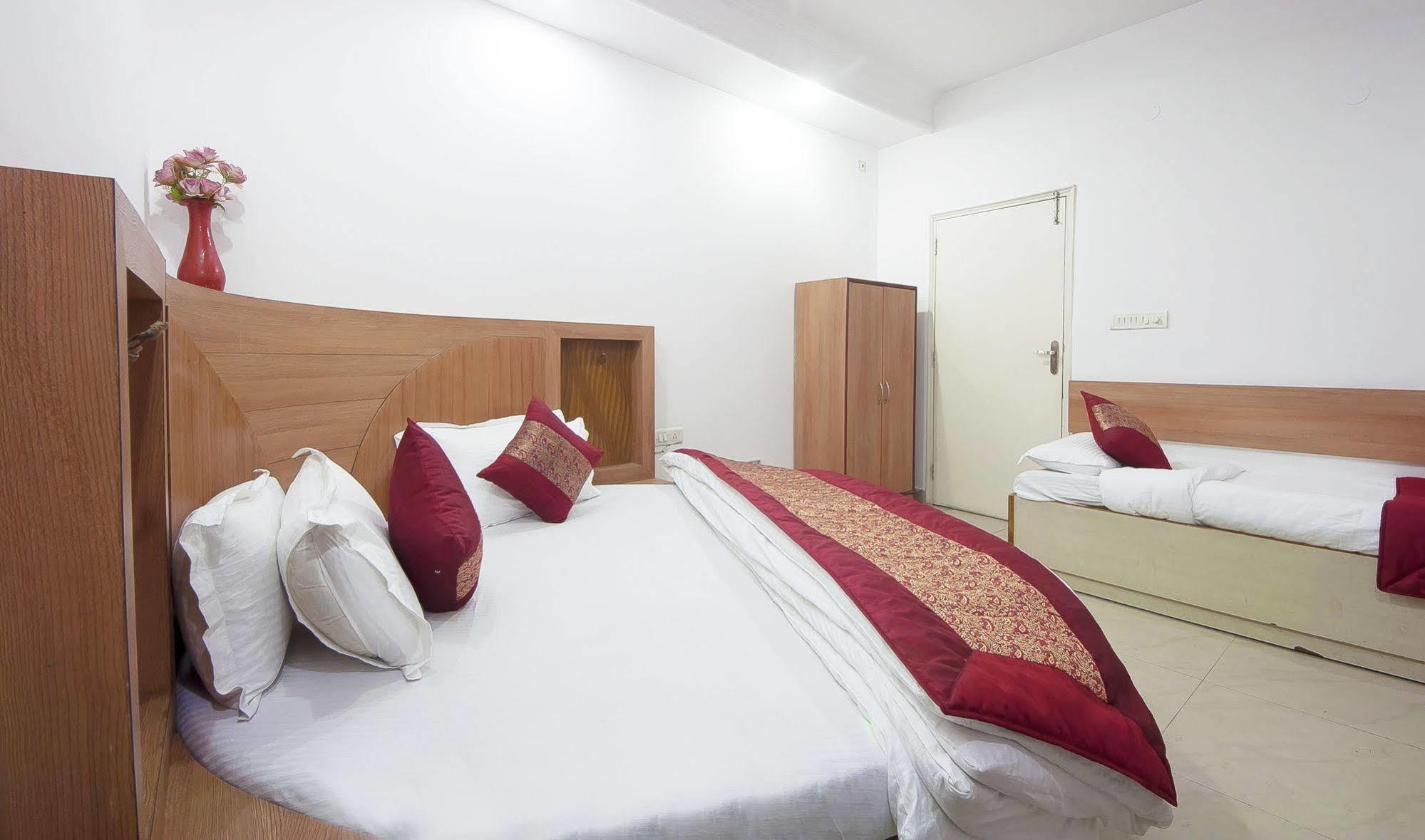 Oyo 3472 Hotel Rama Inn Нью-Дели Экстерьер фото